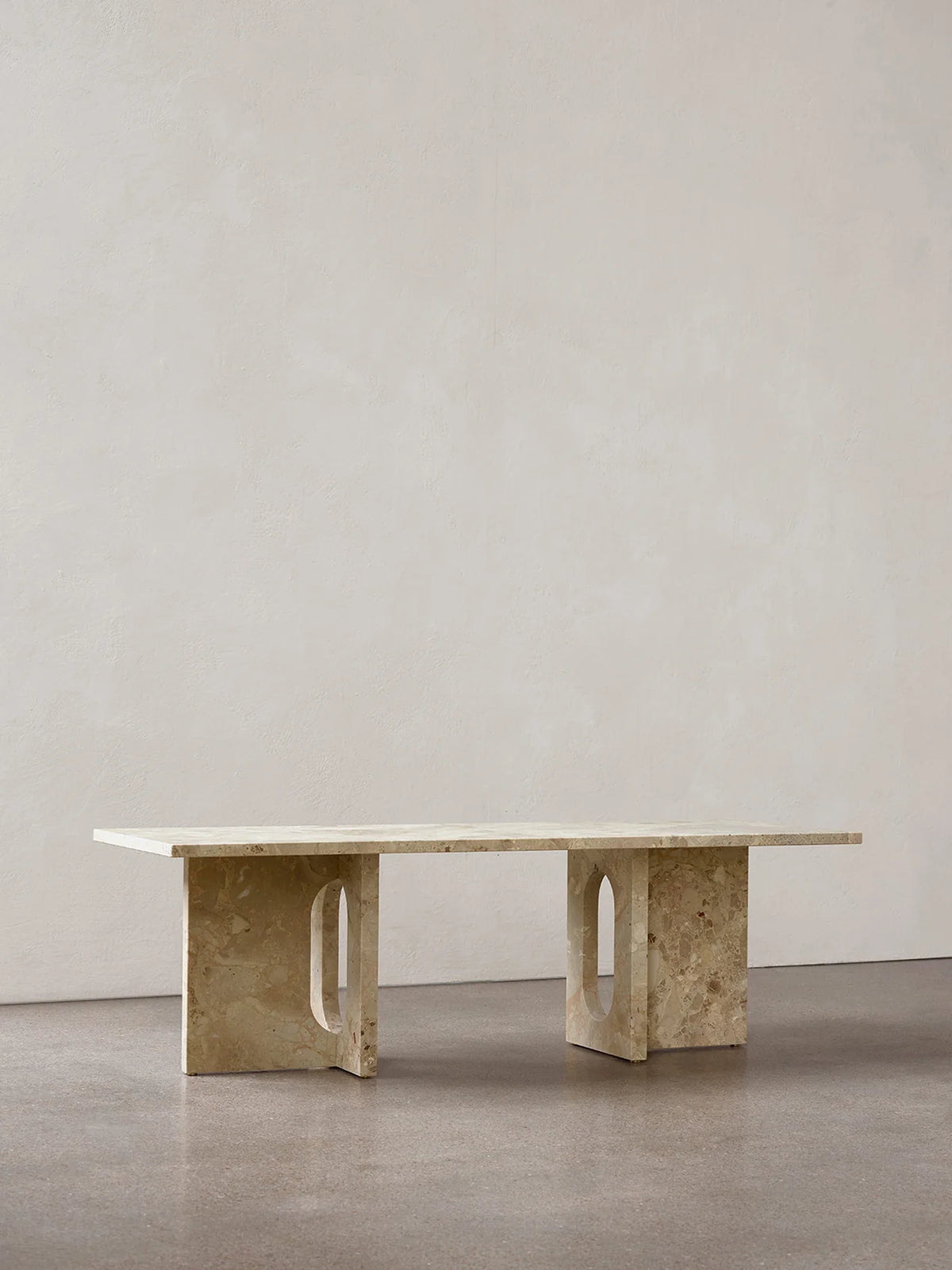 Audo Copenhagen, Androgyne Lounge-Tisch aus Marmor