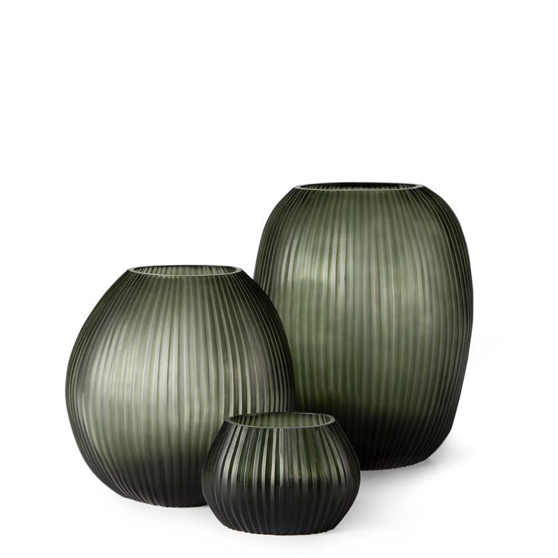 Guaxs Vasen und Windlichter Nagaa in der Farbe Light Steelgrey/Black Steelgrey.