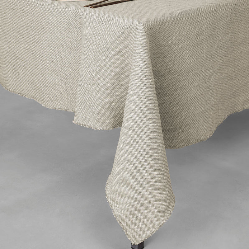 Tischdecke aus Abaca von Society Limonta in der Farbe Mastice/Beige.