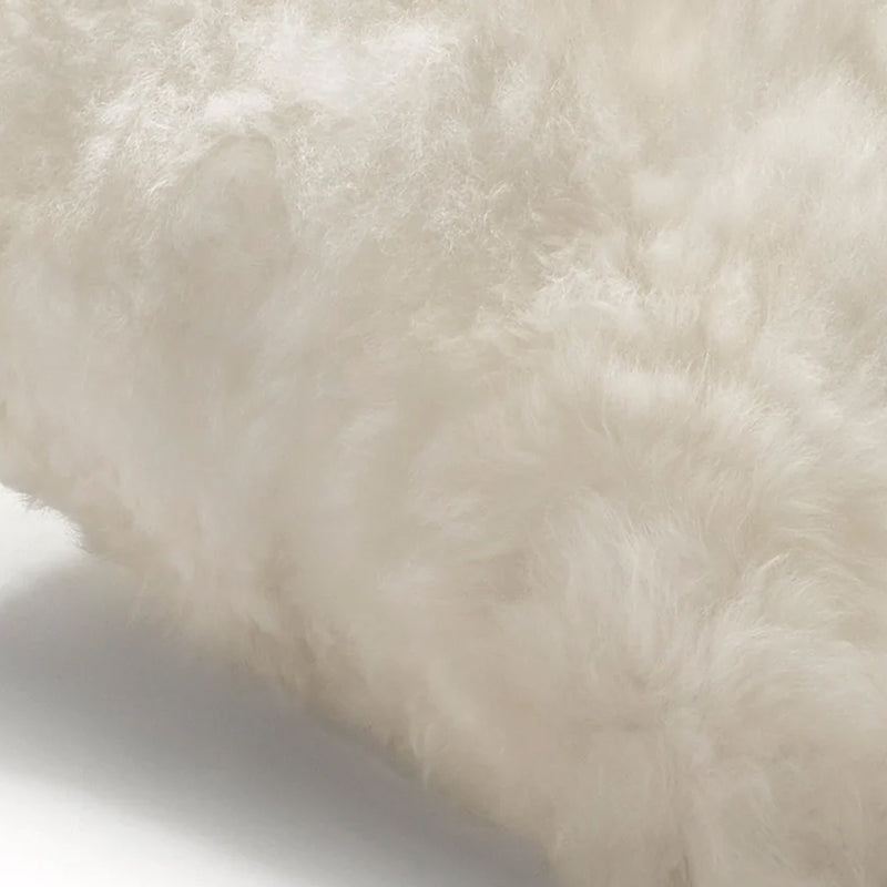 Alpakafellkissen NUBE in der Farbe Offwhite Beige von Weich.