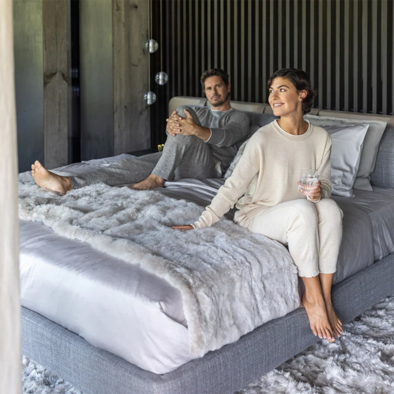 WEICH Alpakafell-Überwurf fürs Bett in Grau