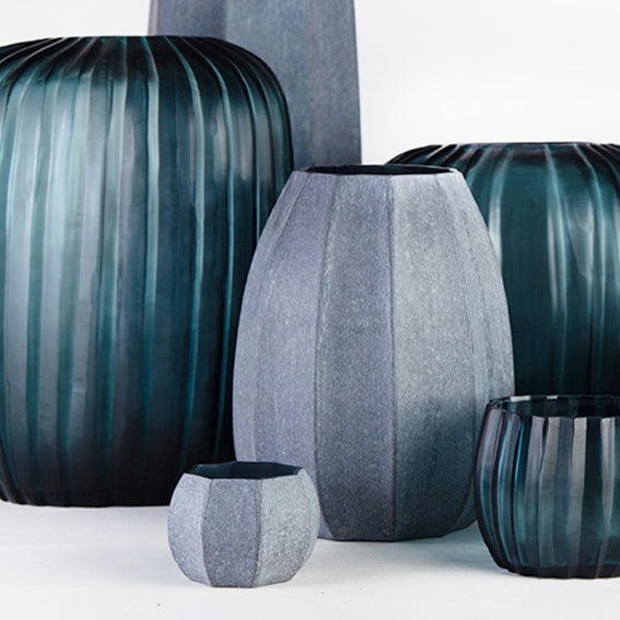 Guaxs Teelichter, Vasen und Windlichter Koonam in der Farbe Dark Indigo.