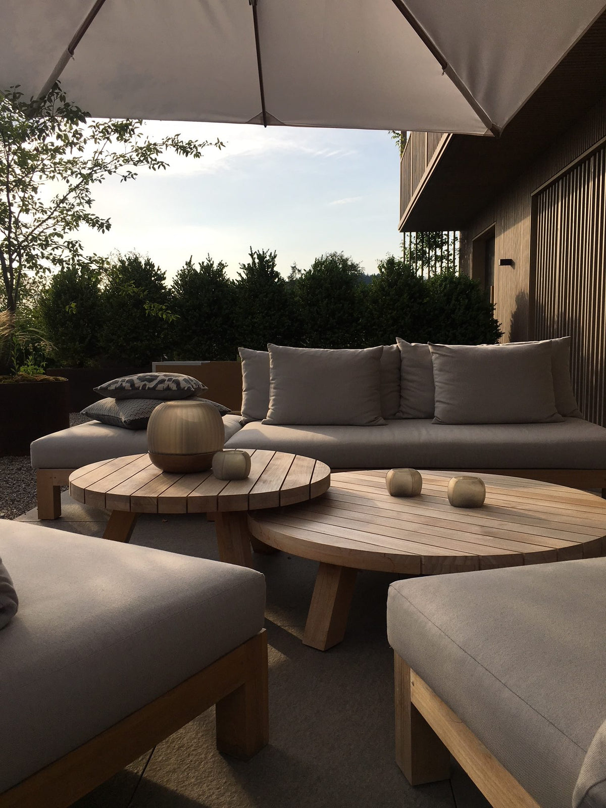 Guaxs Vasen in Indigo Smokey Grey auf XVL Teak Lounge.