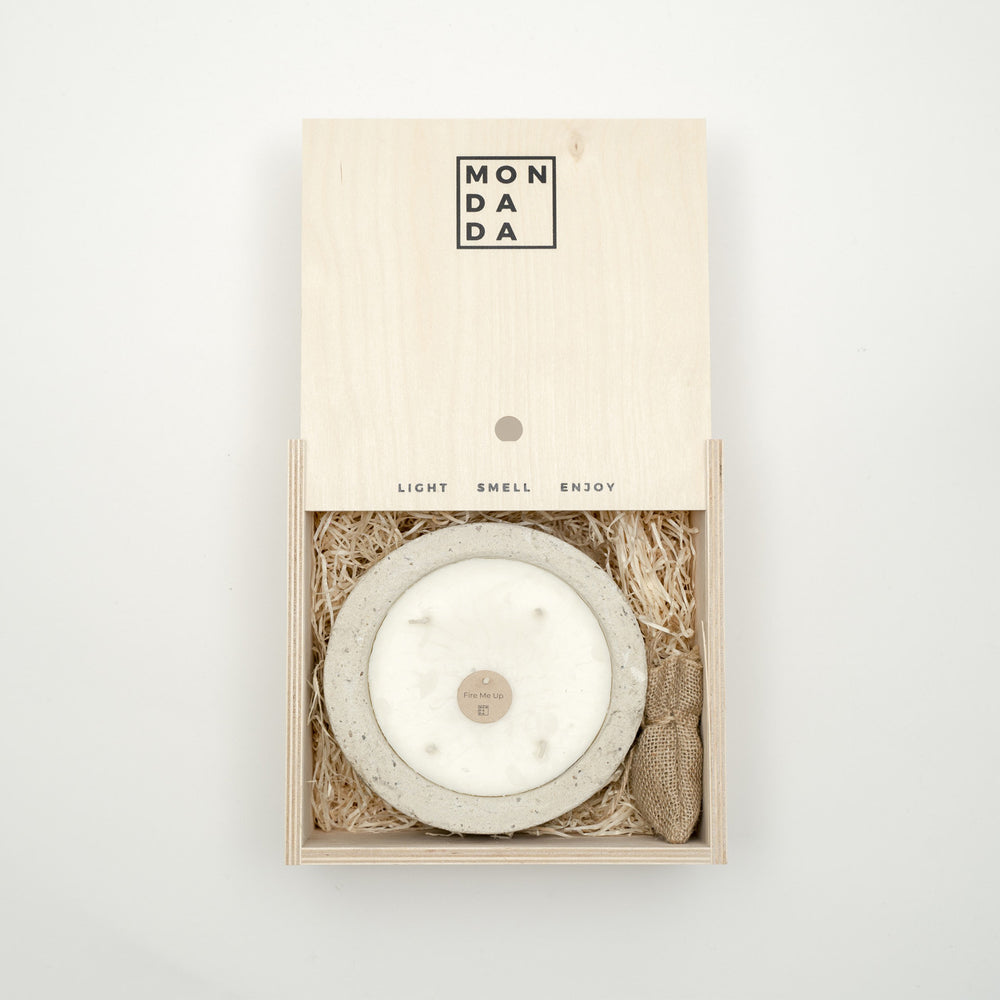 Mon Dada Urban Candle Small Duftkerze in Betonbehälter in Geschenkbox aus Holz