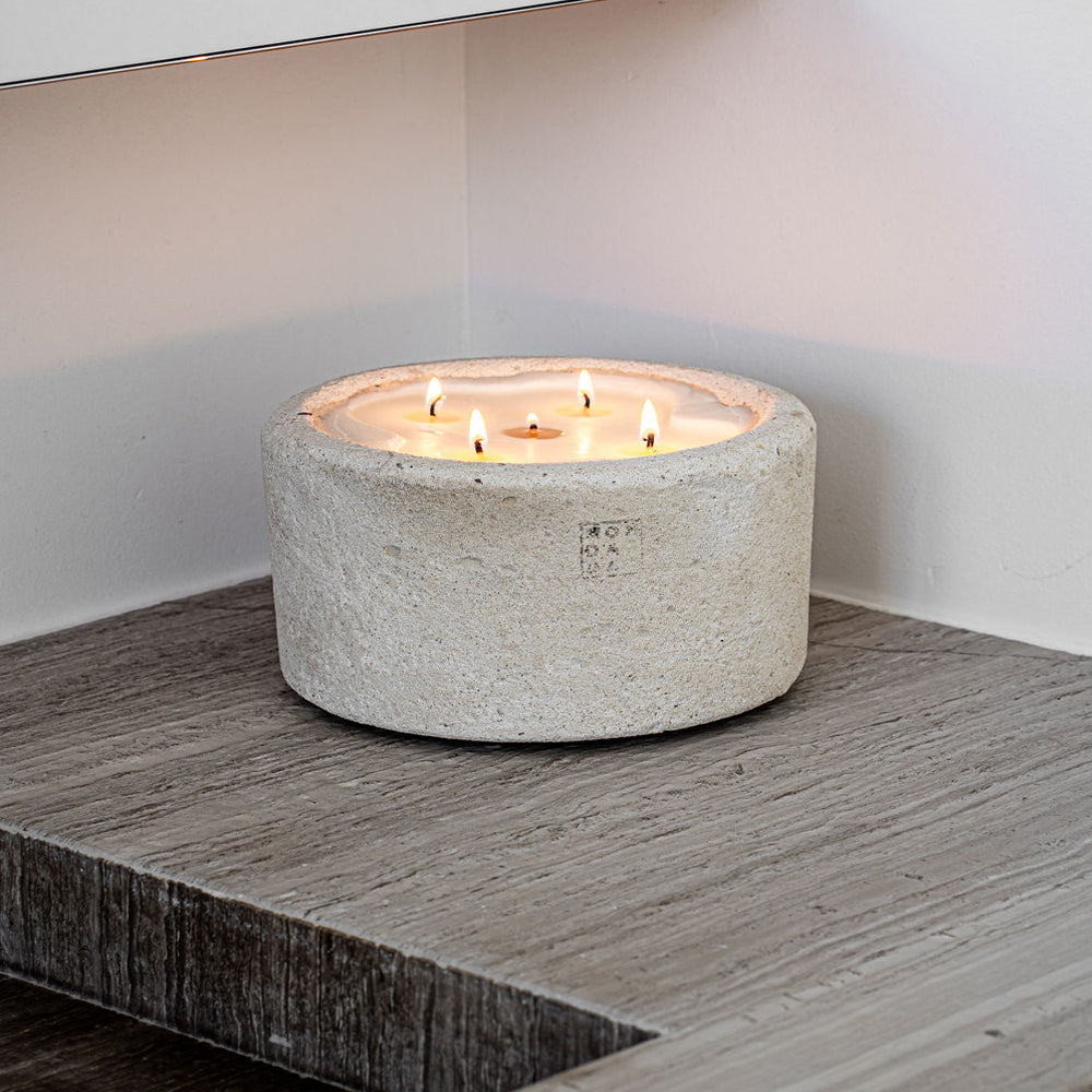 Mon Dada Urban Collection Candle mit dem Duft Down to Earth in Betonbehälter gegossen