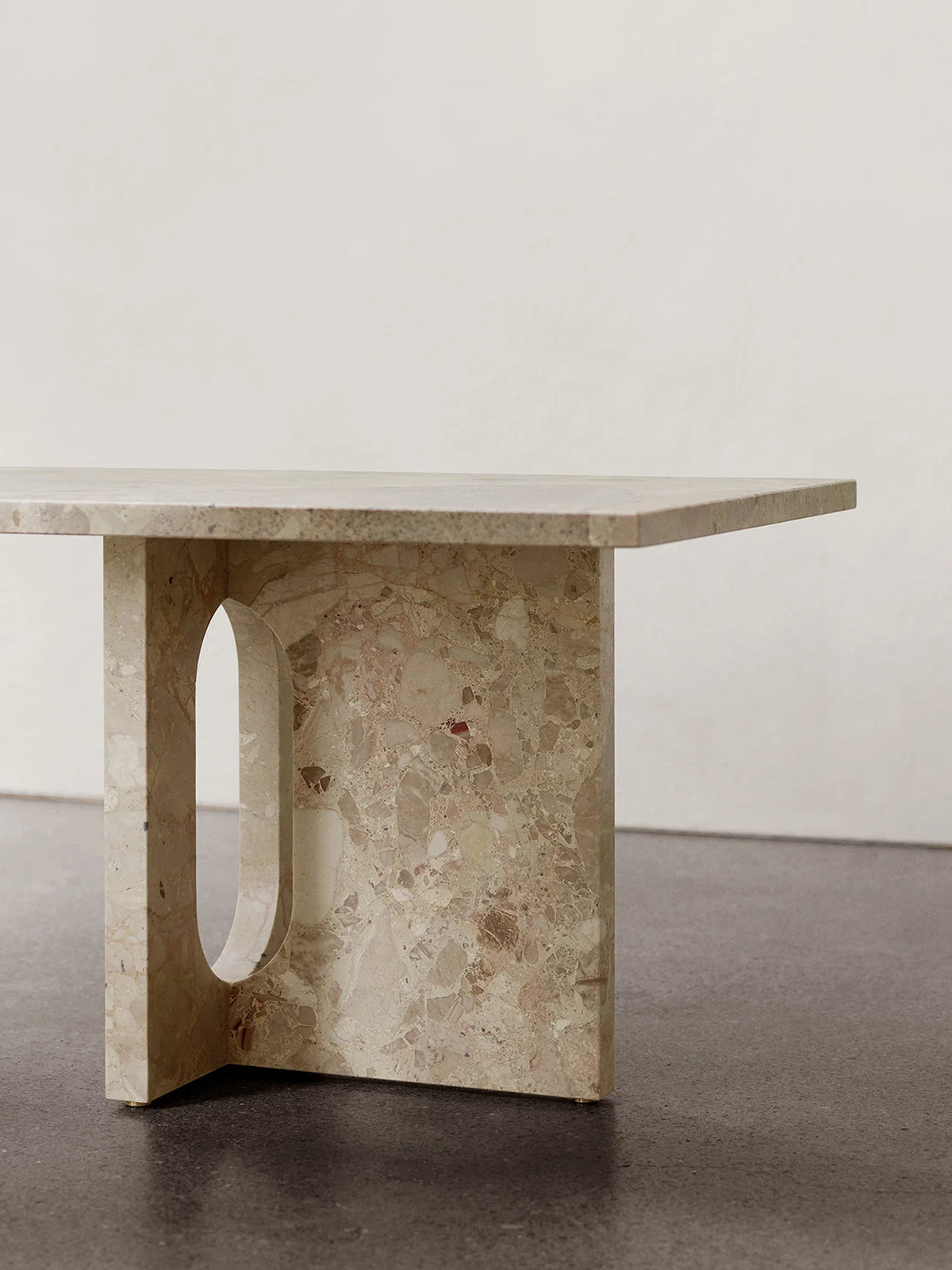 Audo Copenhagen, Androgyne Lounge-Tisch aus Marmor