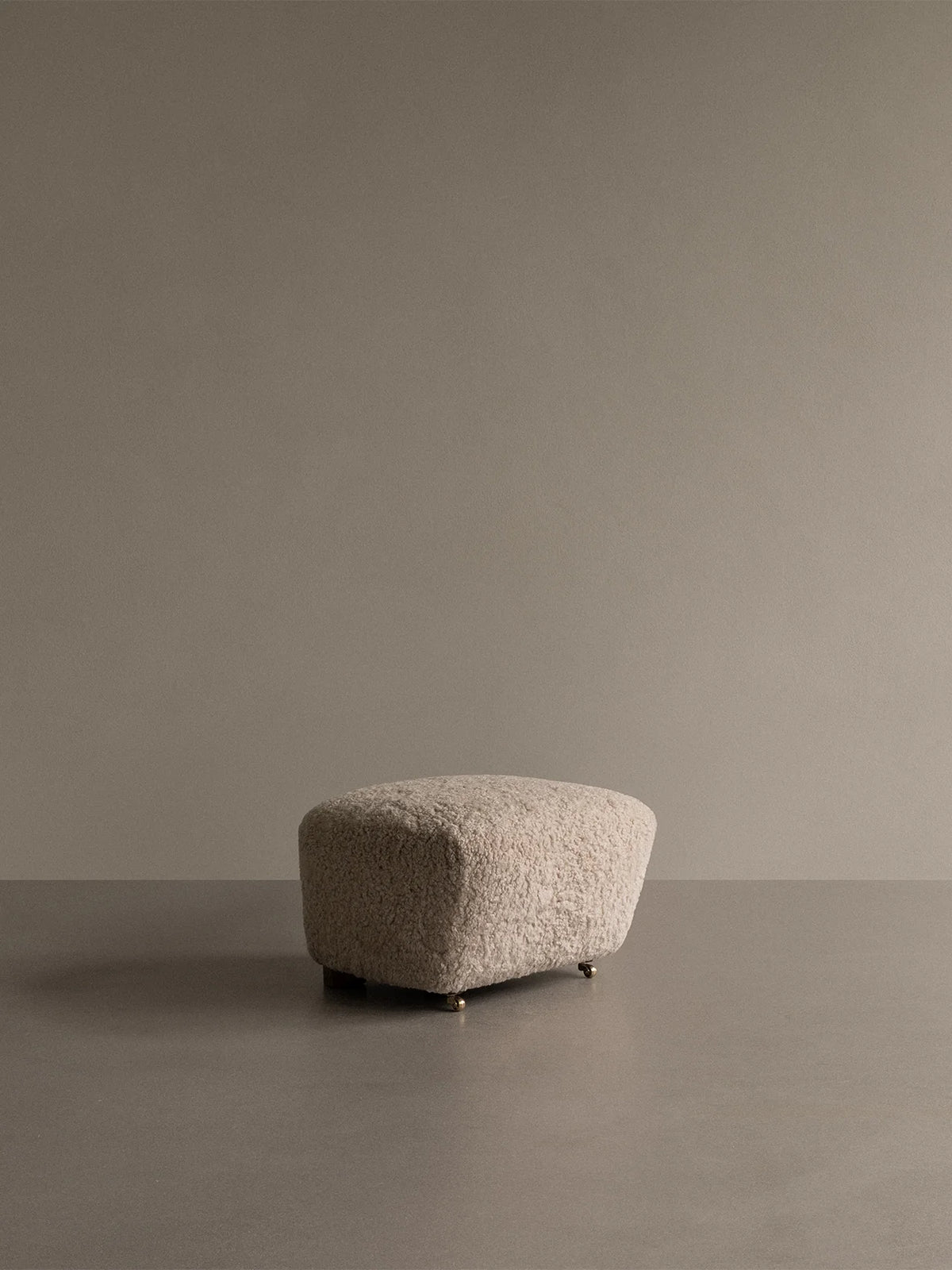 Audo Copenhagen, The Tired Man Ottoman, Hocker, Schaffell