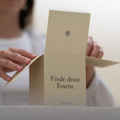 Looops Duftkerze Winterzeit aus naturreinen Zutaten in Glas mit gebeiztem Eichendeckel in Verpackung.