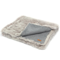 WEICH Alpakafell Überwurf in der Farbe Silver Grey. Rückseite aus weicher Alpakawolle. 