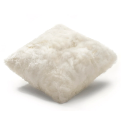 WEICH Alpakafell Kissen mit den Massen 40 x 40 in offwhite Beige. 